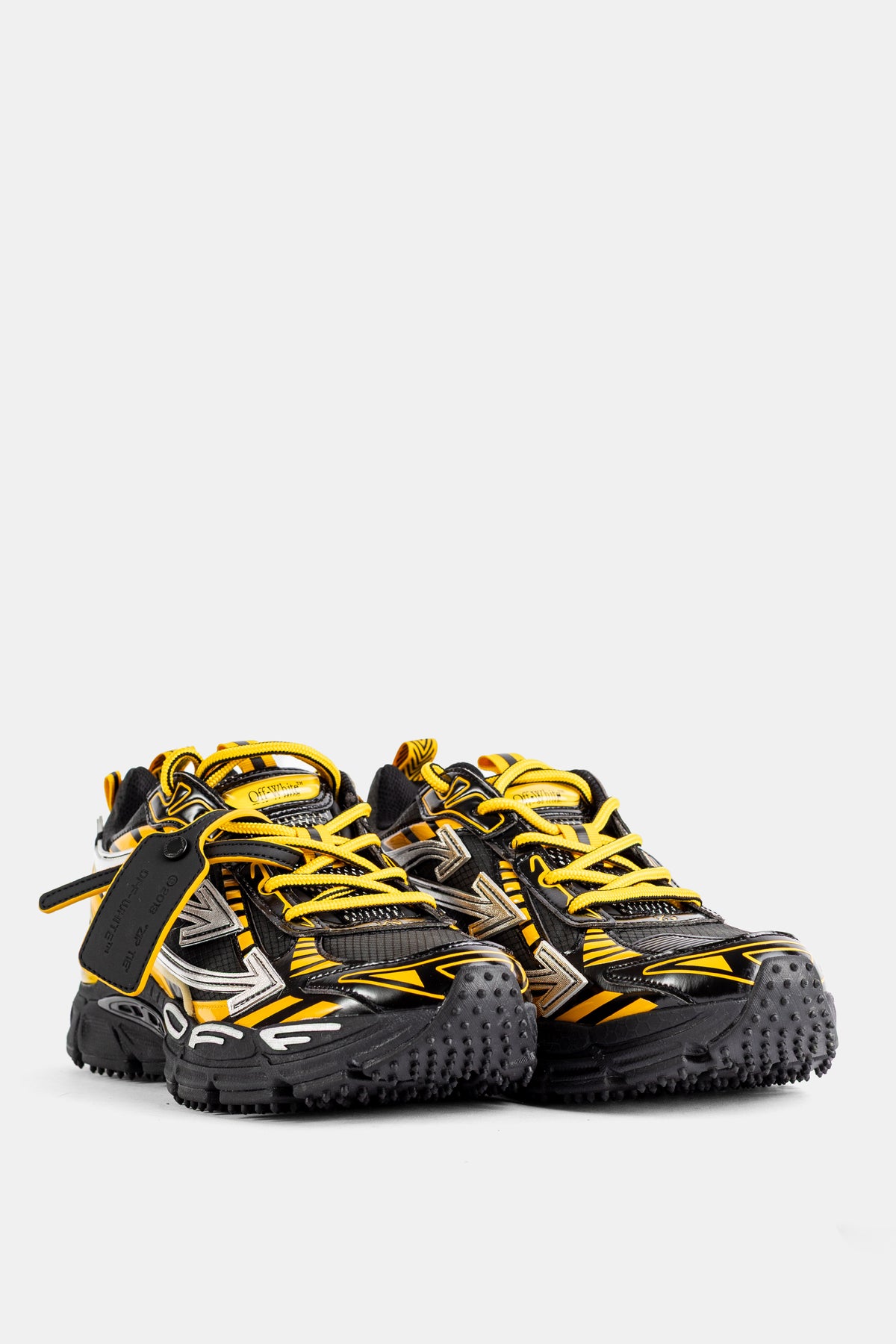 Sneakers Off-White Be Right Back tre quarti anteriore zebrate gialle nere dettagli argento suola spessa uomo