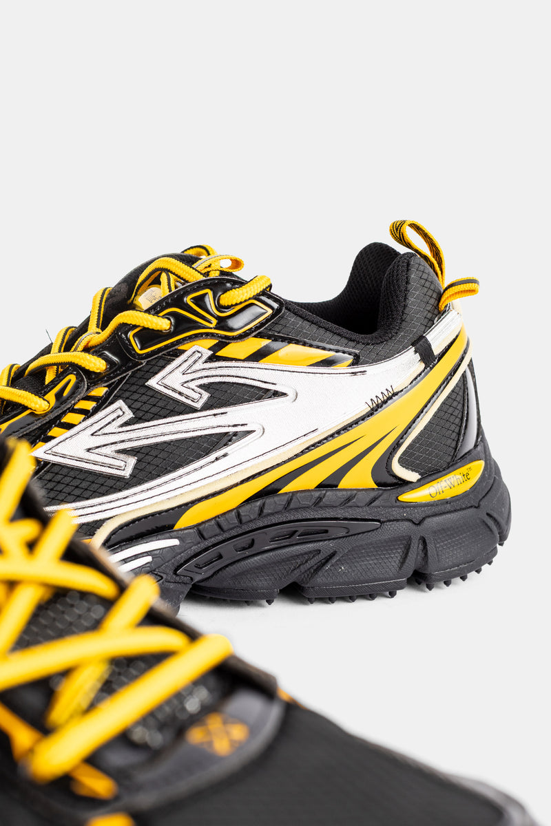 Sneakers Off-White Be Right Back dettaglio lato destro inserti metallici righe gialle nere suola carrarmato uomo