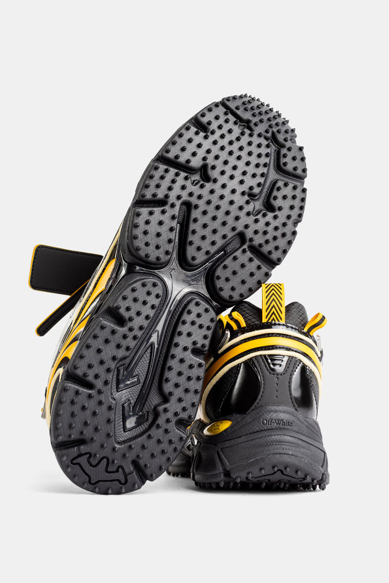 Sneakers Off-White Be Right Back suola scanalata tacchetti neri logo freccia impresso sul tallone giallo uomo