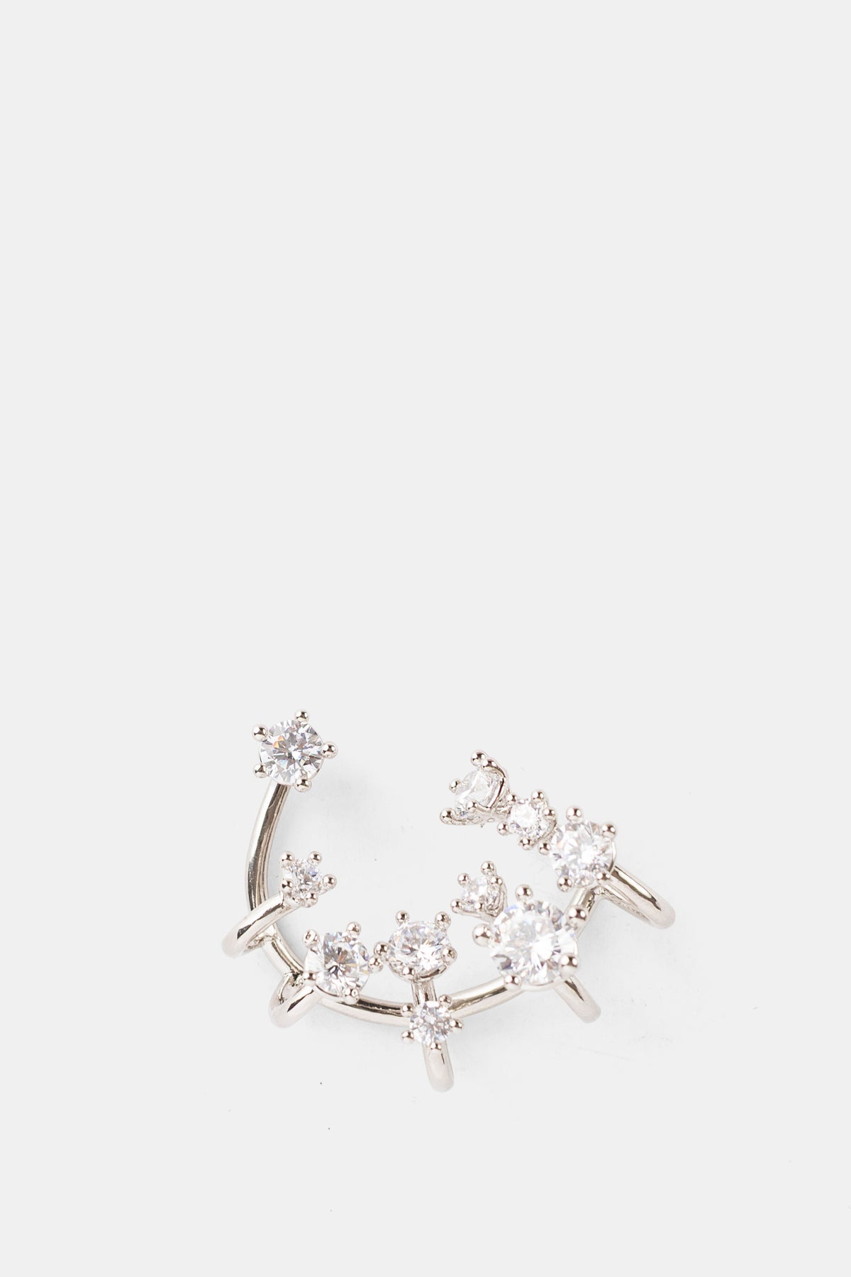 Panconesi ear cuff Kismet argenté serti de cristaux blancs en prong, silhouette courbe asymétrique