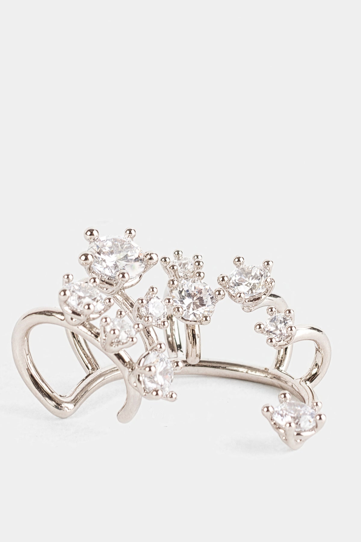 Panconesi ear cuff Kismet argent rhodié, multiples cristaux ronds en sertissage griffe, vue de face détaillée