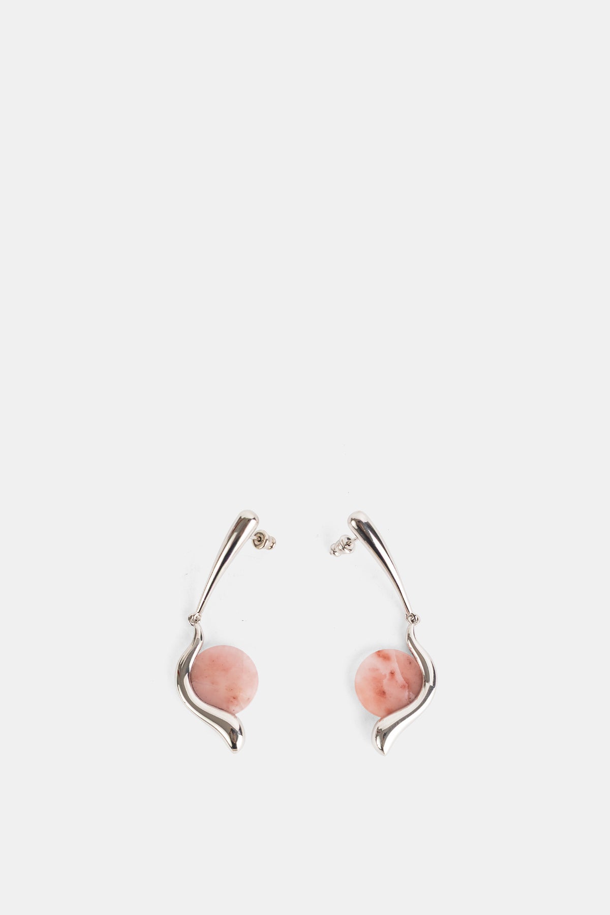 Panconesi boucles d'oreilles Ascolto Aura Drop pendantes argent et pierre rose sphérique sculpturale