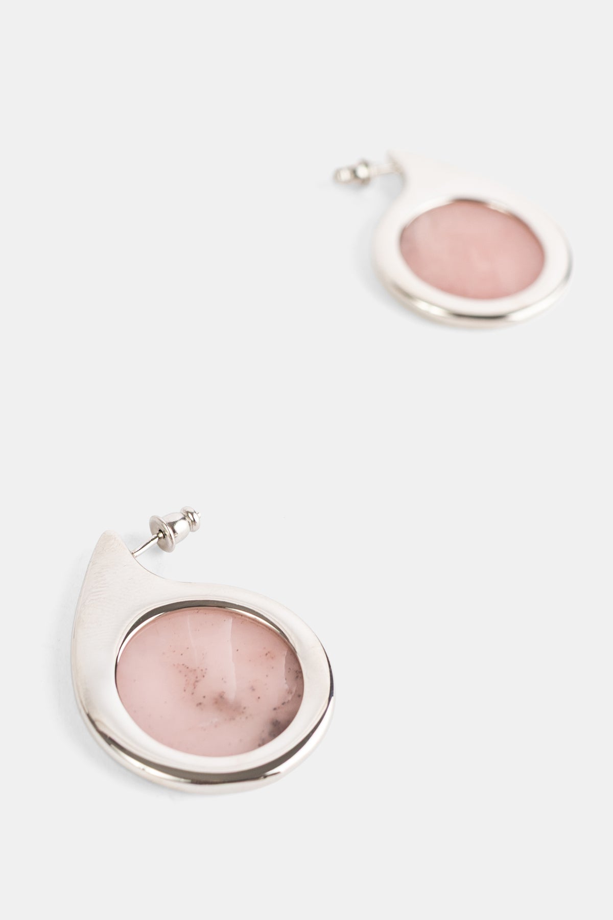 Panconesi bijoux femme clou d'oreille argent mat avec quartz rose translucide, vue détail fond blanc