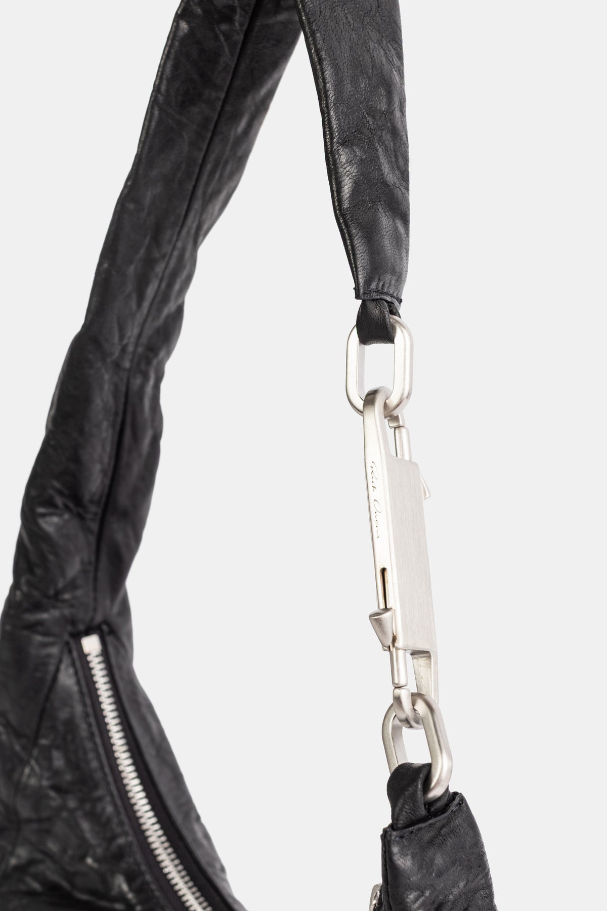 Rick Owens Disco Gemini Bag gros plan mousqueton argenté gravé reliant lanière cuir froissé noir