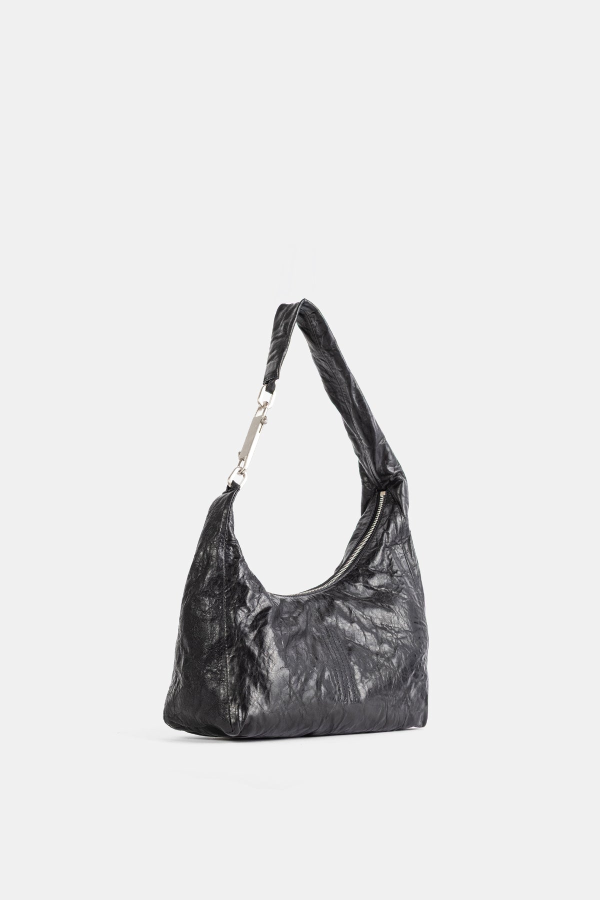 Rick Owens Small Gemini Bag Dreiviertelansicht aus strukturiertem Knautschleder in Schwarz mit Silberverschluss