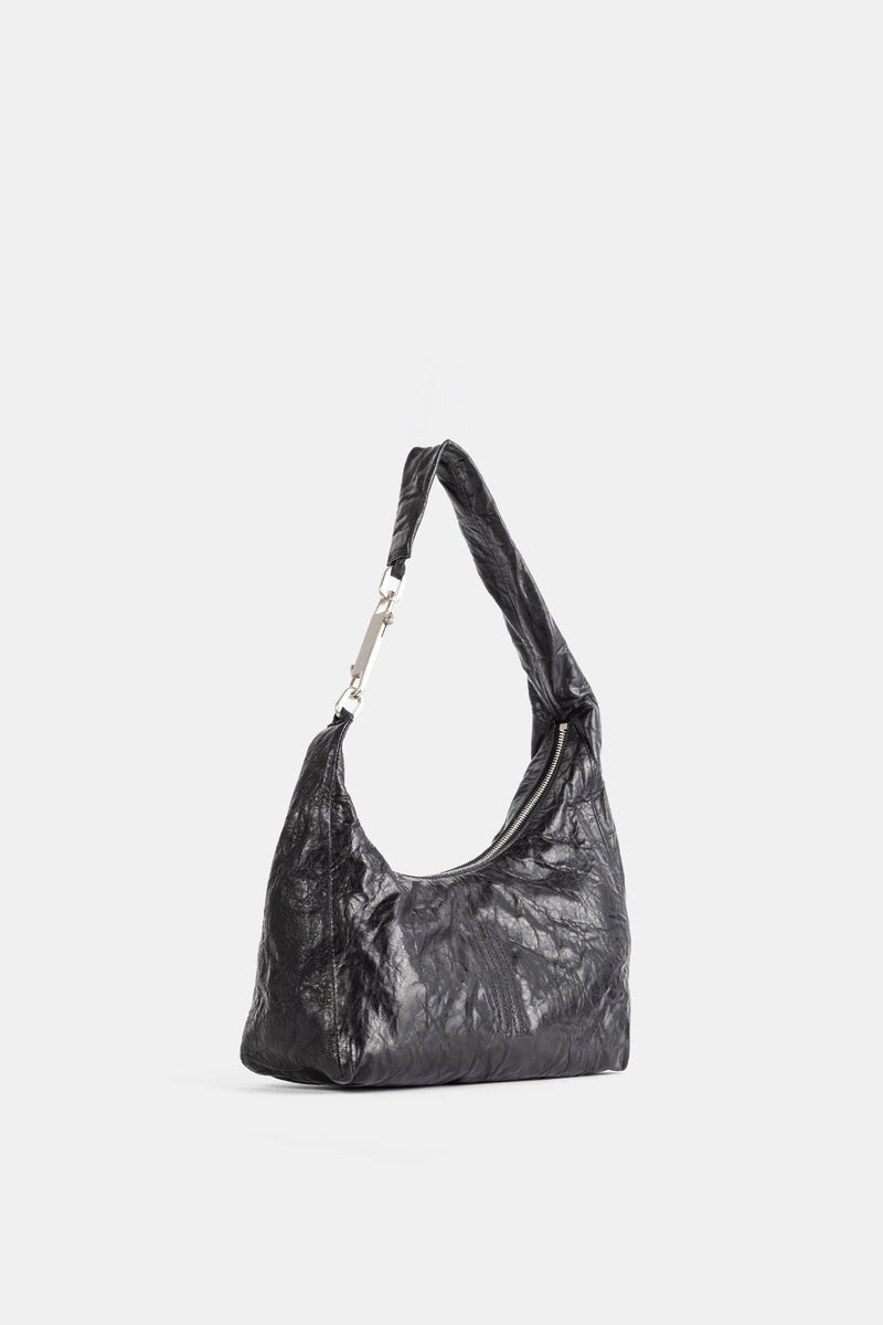 Rick Owens Small Gemini Bag Dreiviertelansicht aus strukturiertem Knautschleder in Schwarz mit Silberverschluss