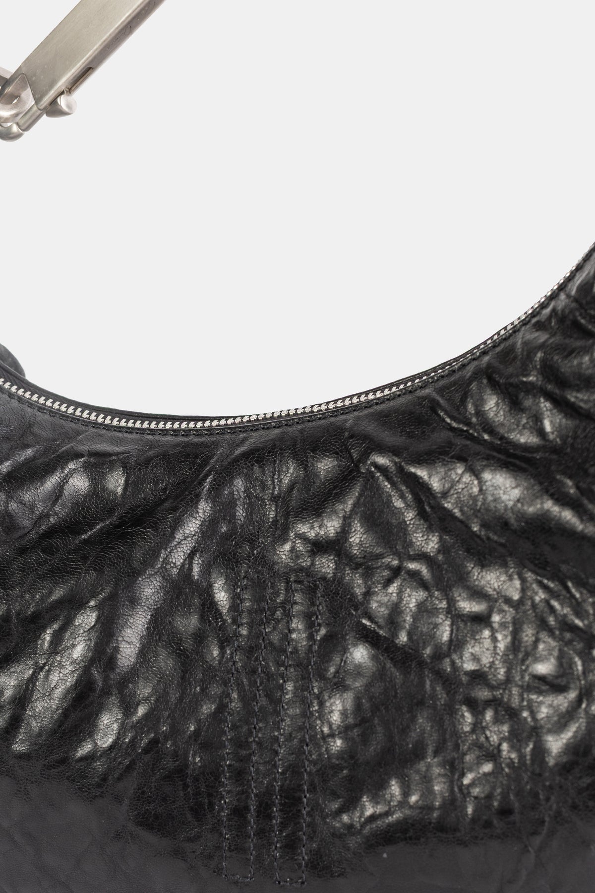Rick Owens Small Gemini Bag Nahaufnahme schwarzes Falten-Knautschleder mit sichtbaren Nähten und Silber-Reißverschluss