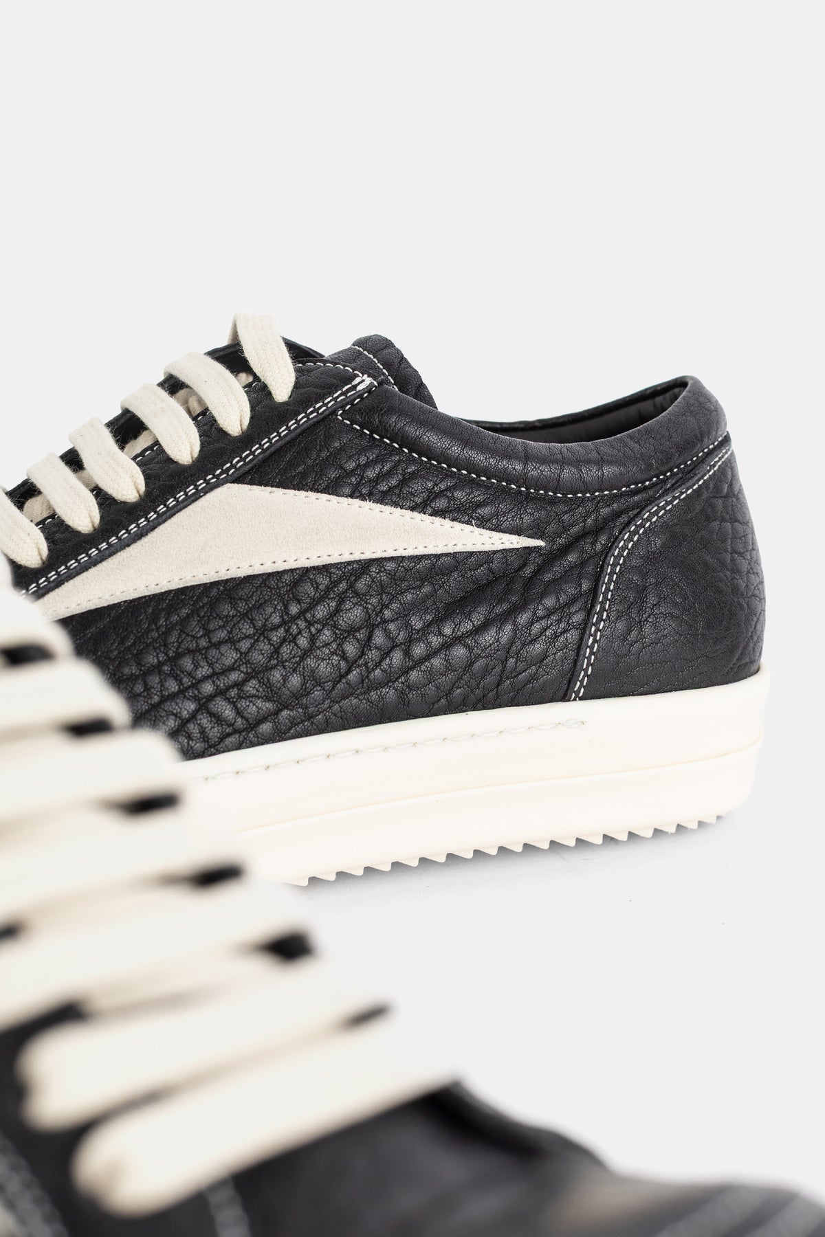 Sneakers Vintage Low en cuir texturé noir et blanc