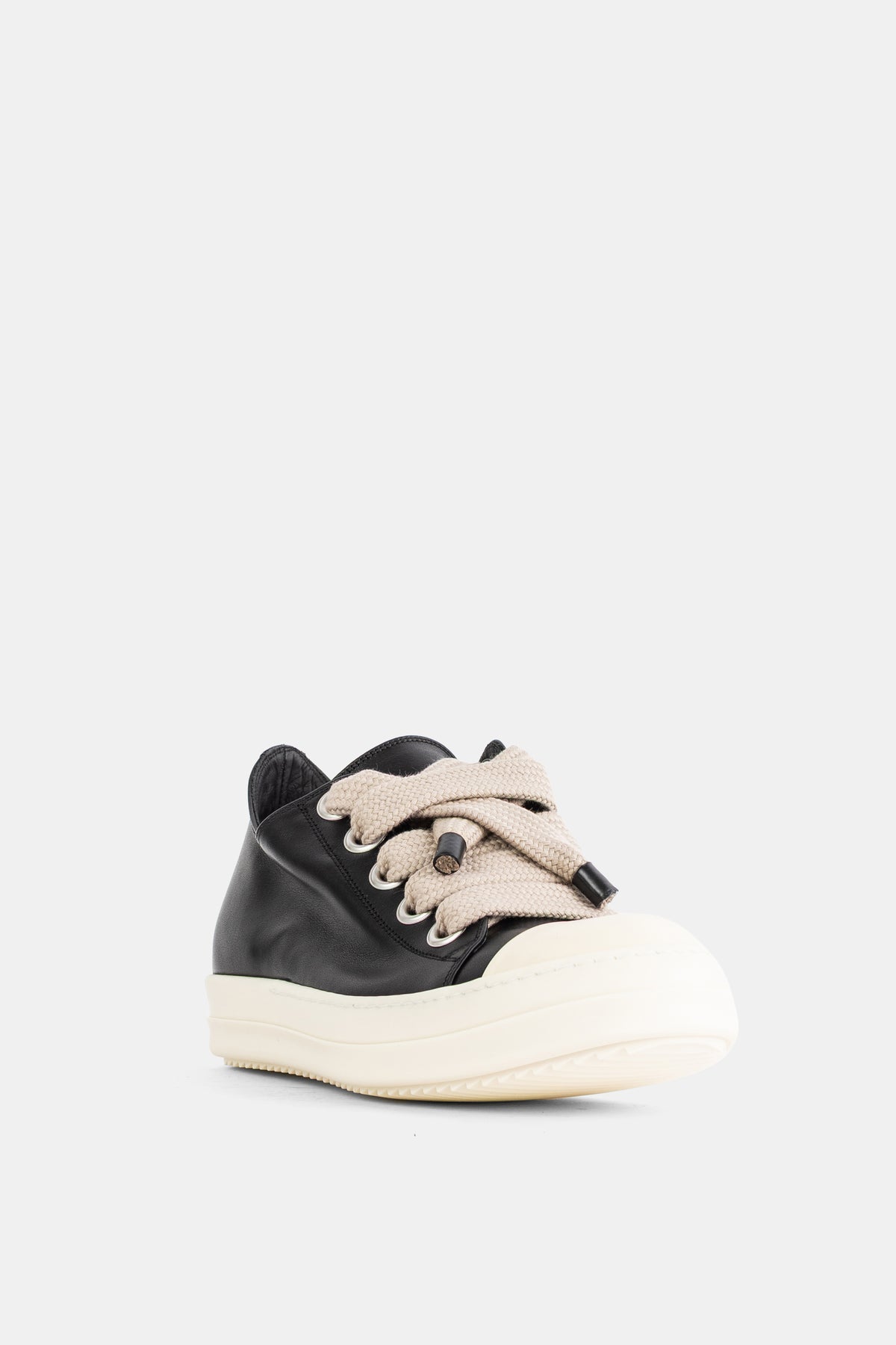 Rick Owens baskets Jumbolace Low homme vue trois-quarts, upper cuir noir froissé et épaisse semelle plateforme blanche