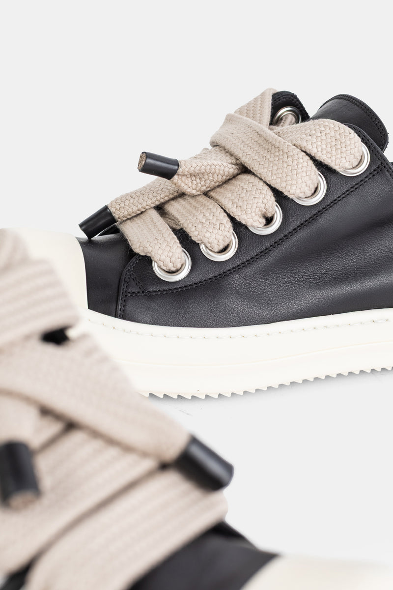 Rick Owens Jumbolace Low gros plan lacets tressés beige oversize et œillets métal argenté sur cuir noir souple