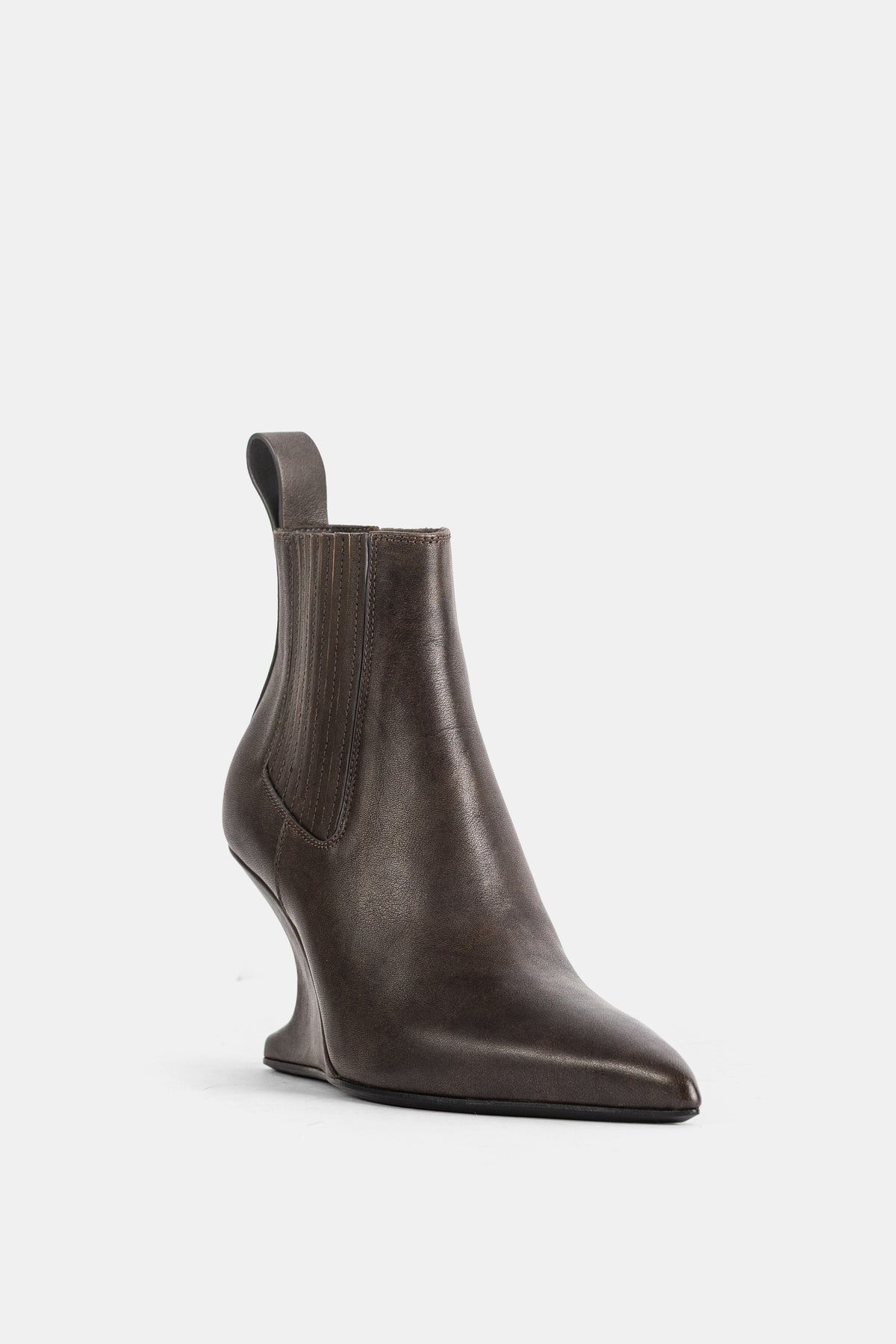 Botins Rick Owens em pele castanha com salto cantilever escultural em consola e elásticos laterais canelados