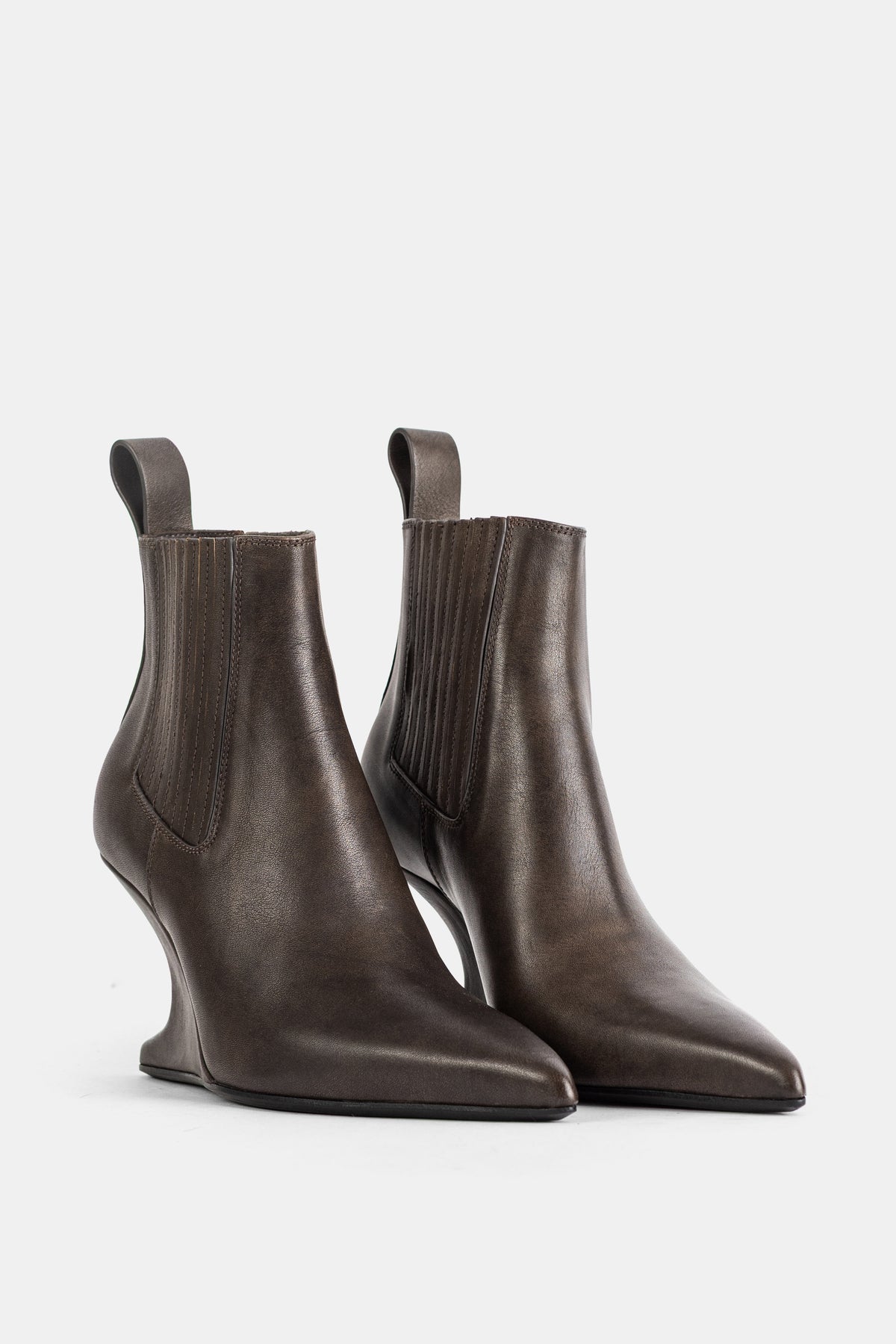 Botins de mulher Rick Owens em pele castanha chocolate, vista frontal com presilha traseira e salto cunha assimétrico