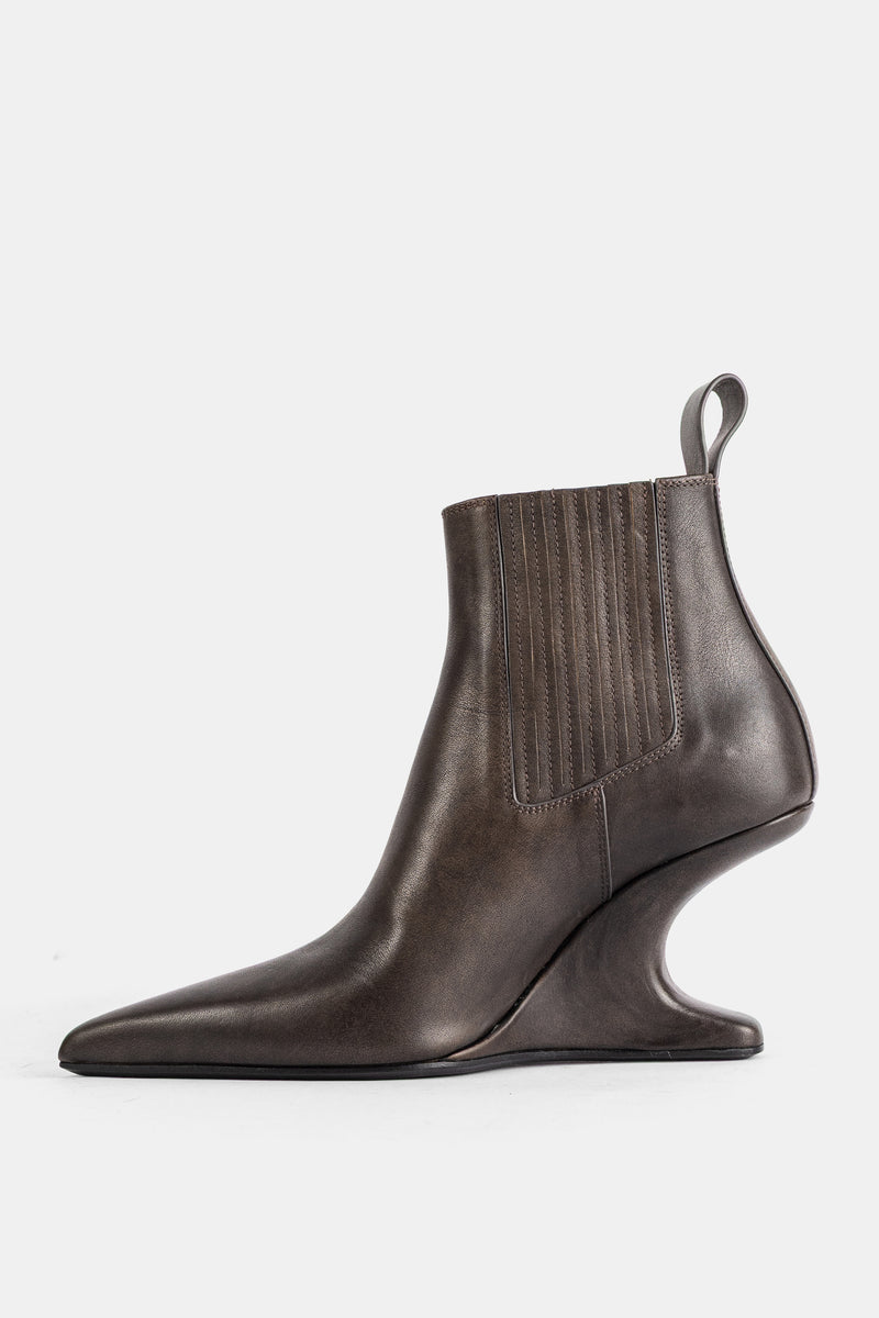 Botins Cantilever Rick Owens em pele castanha de perfil direito, com salto cunha vazado e cano liso brilhante