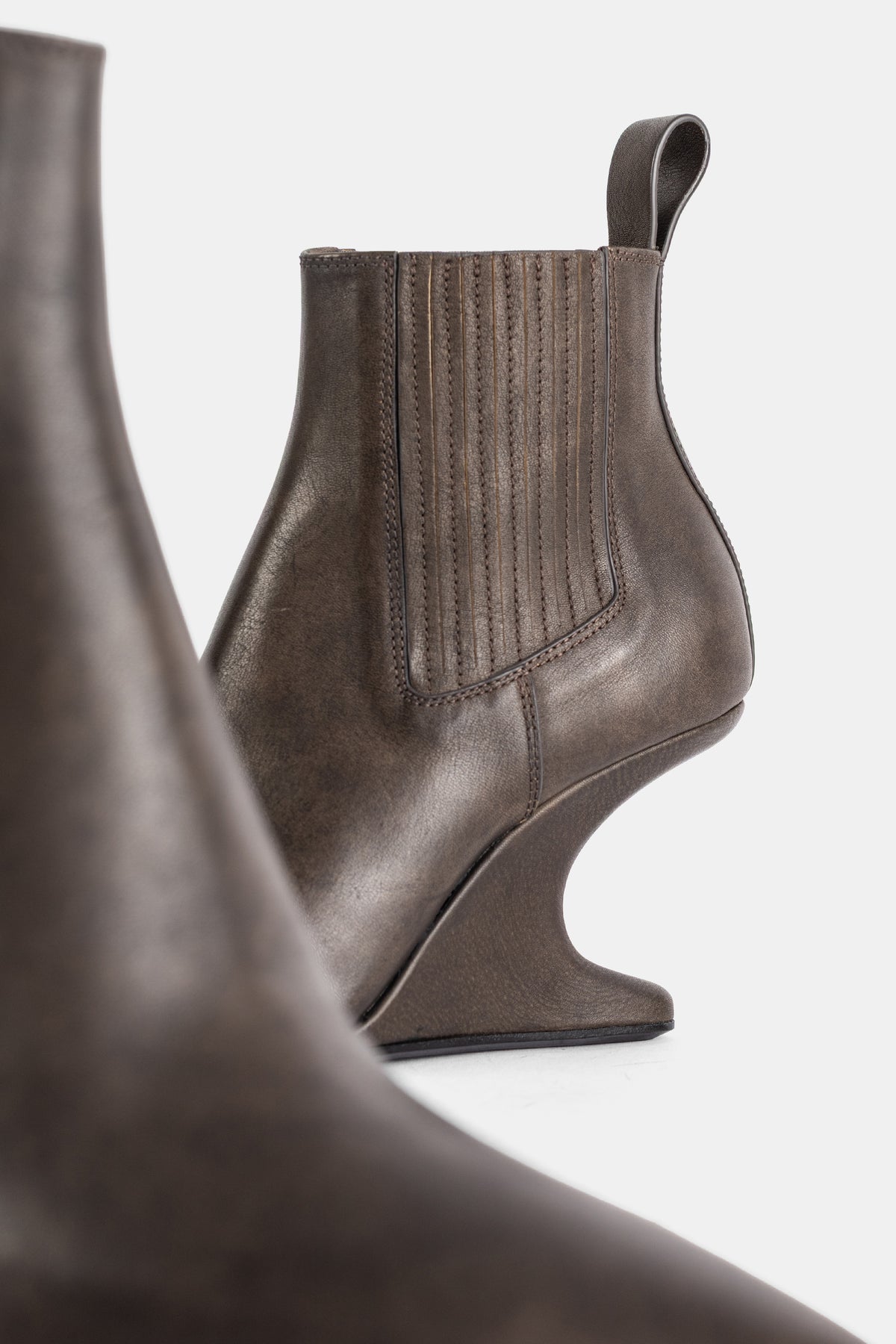 Botins Cantilever Rick Owens em pele envelhecida castanha, vista traseira com elástico canelado e presilha em fivela