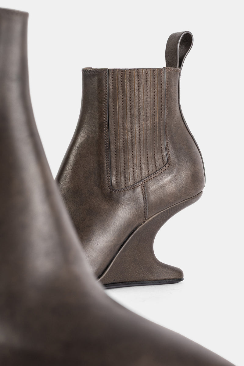 Botins Cantilever Rick Owens em pele envelhecida castanha, vista traseira com elástico canelado e presilha em fivela