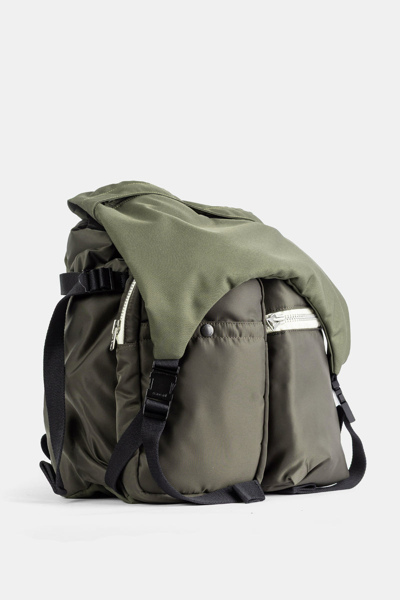 Sacai backpack Utility vue latérale rabat kaki contrasté sangles noires boucles clip et fermetures éclair argentées