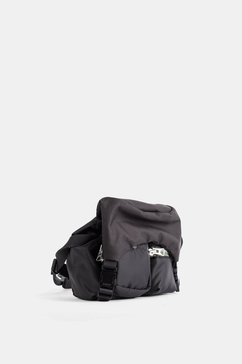 Sacai sac porté épaule utility noir vue trois quarts fermeture carabine et mini pochettes frontales