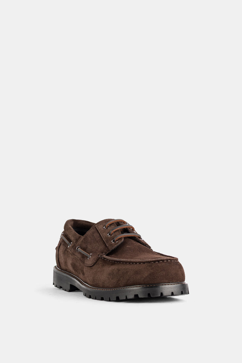 Studio Nicholson mocassin daim brun lacets ronds œillets métalliques bout cousu moc-toe vue trois quarts