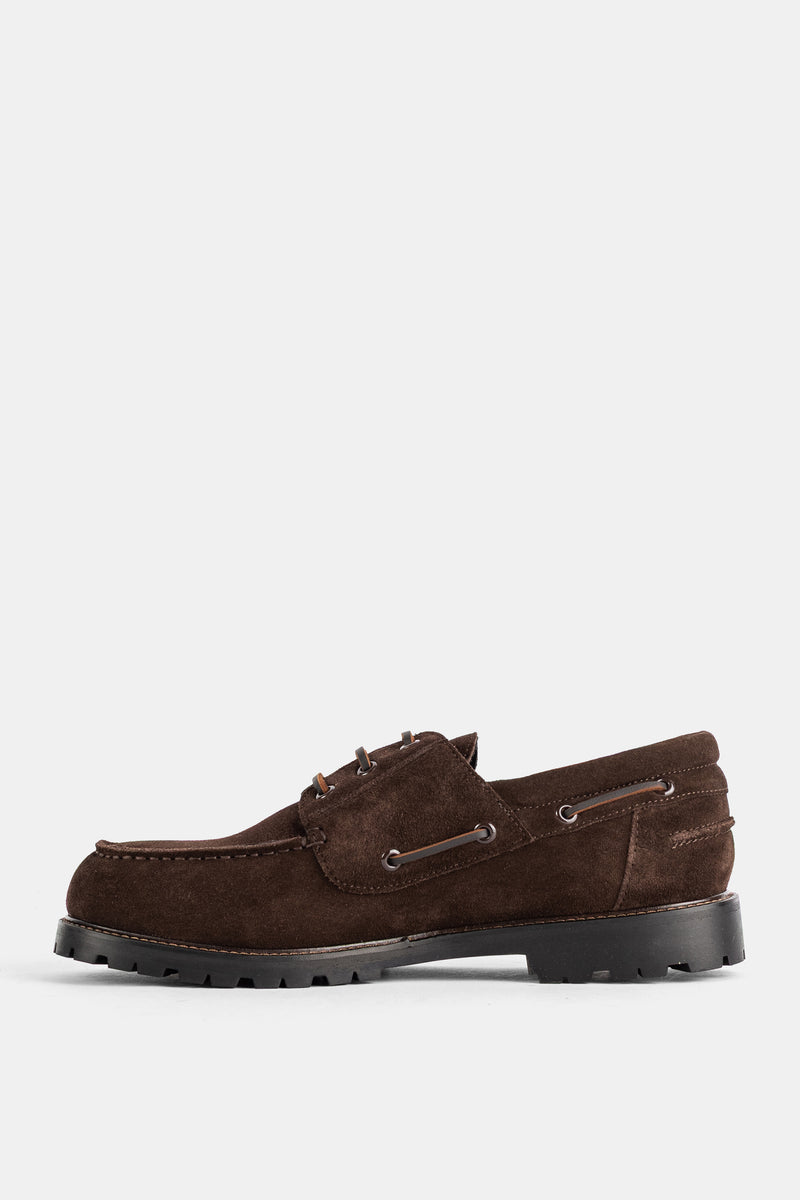 Studio Nicholson bateau suède marron foncé profil latéral strict semelle lug noire épaisse homme