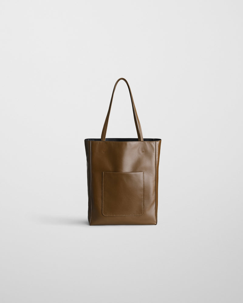 Phoebe Philo cabas tote en cuir lisse bronze, silhouette structurée avec poche plaquée et anse unique, teinte tabac olive