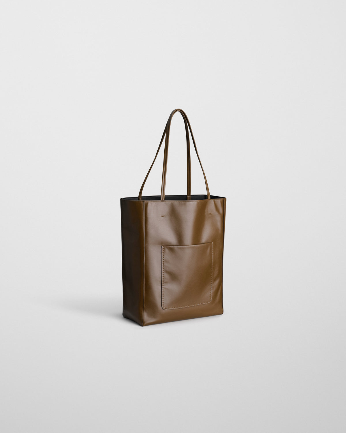Phoebe Philo Paper Tote cuir bronze, vue trois-quarts, intérieur noir contrastant et double anse fine