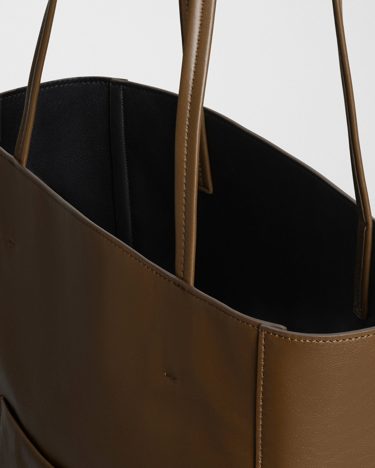 Phoebe Philo Paper Tote bronze, zoom intérieur ouvert doublure noire, séparateur central et anses tubulaires cousues