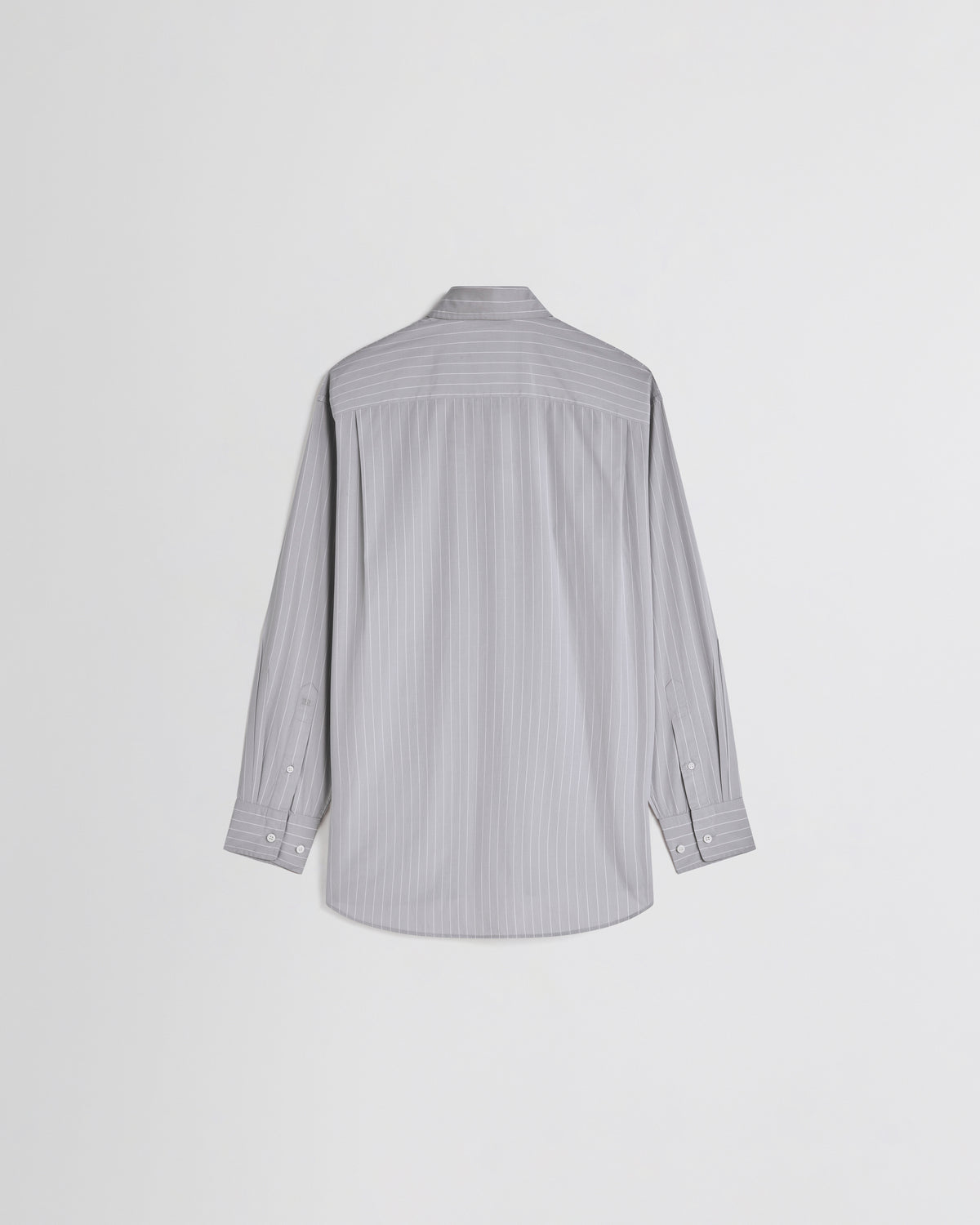 Phoebe Philo dameshemd achterkant met pinstripe lichtgrijs katoen, schouderpas en geknoopte manchetten.