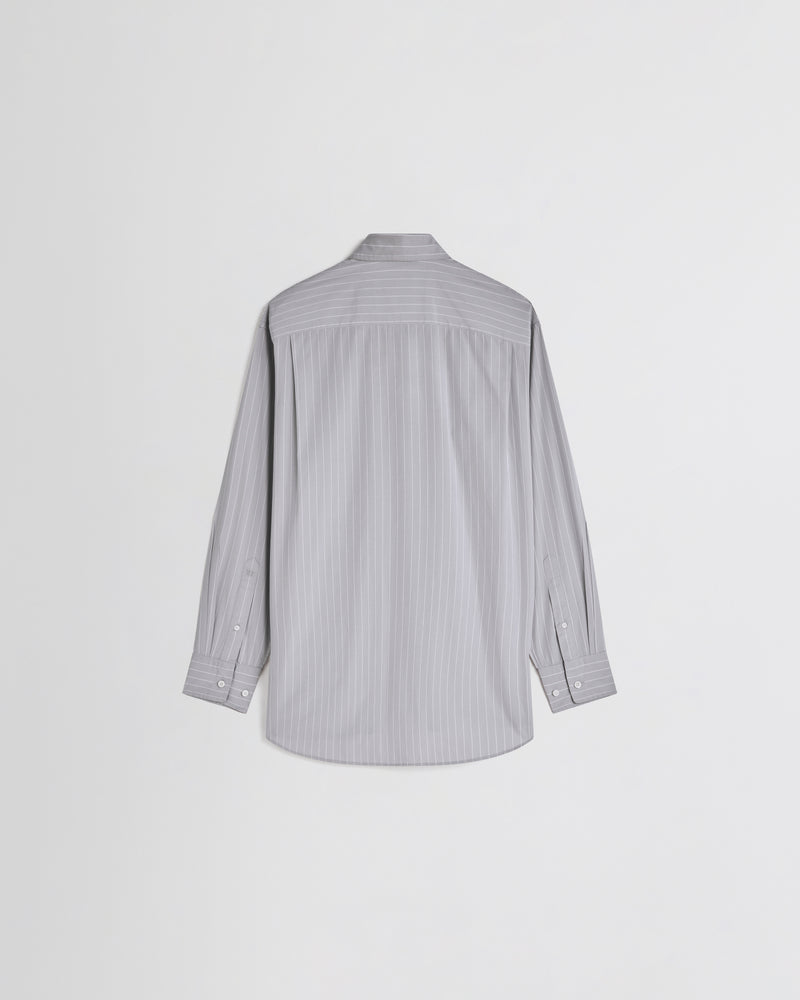 Phoebe Philo dameshemd achterkant met pinstripe lichtgrijs katoen, schouderpas en geknoopte manchetten.