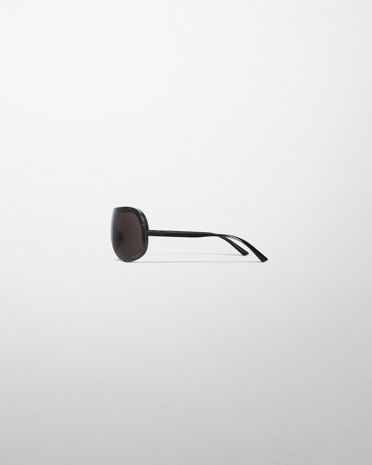 Phoebe Philo Beam Seitenansicht Profil schmale schwarze Bügel Luxus Damen Sonnenbrille minimalistisches Design