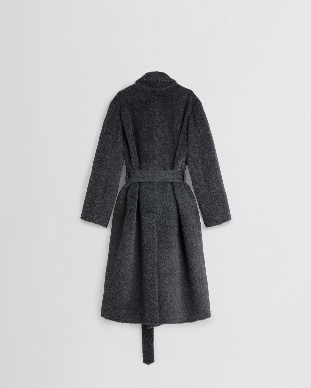 Abrigo Phoebe Philo en piel esquilada ceniza vista posterior con cinturón anudado a la cintura y corte evasé.