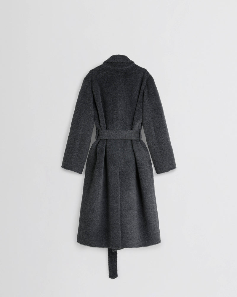 Phoebe Philo manteau peau lainée cendre vue dos, ceinture nouée taille, coupe évasée mi-mollet