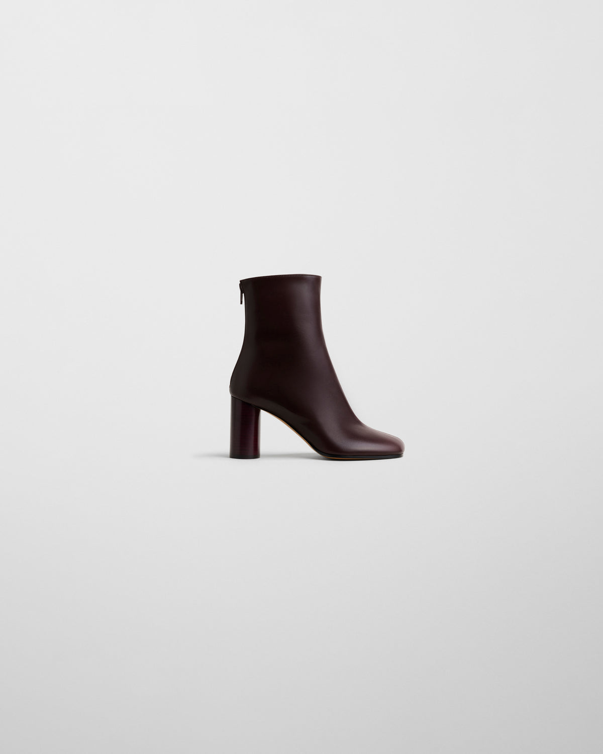 Botim Phoebe Philo Tug em pele lisa oxblood com salto cilíndrico, biqueira quadrada e fecho de correr atrás.