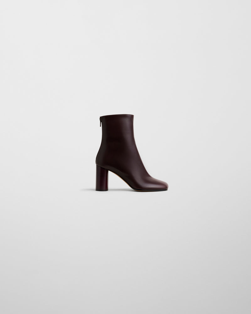 Phoebe Philo bottine Tug en cuir lisse oxblood à talon cylindrique et bout carré, fermeture zippée au dos