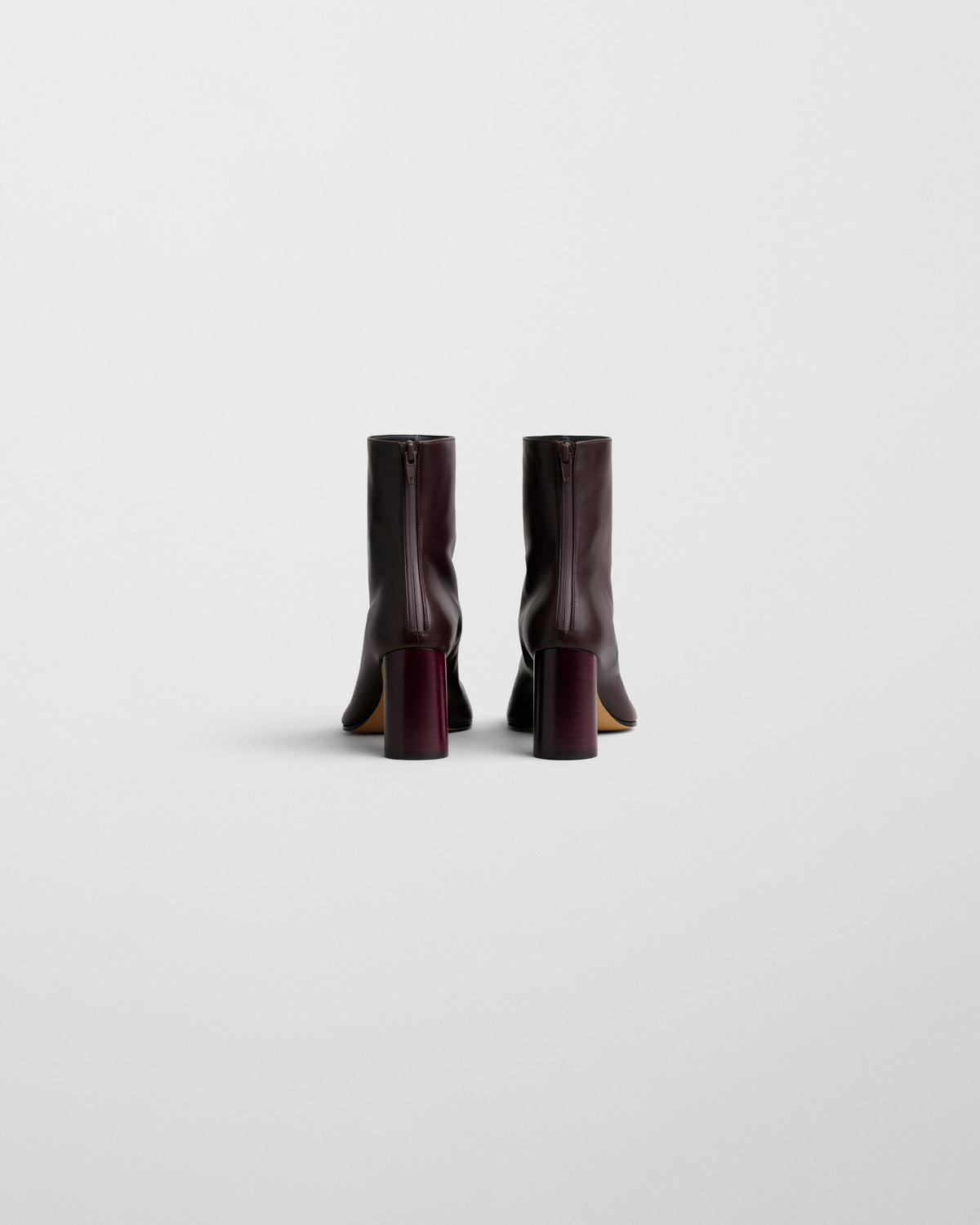 Traseira dos botins Phoebe Philo Tug oxblood, fecho atrás e salto bloco bordeaux envernizado em sola natural.