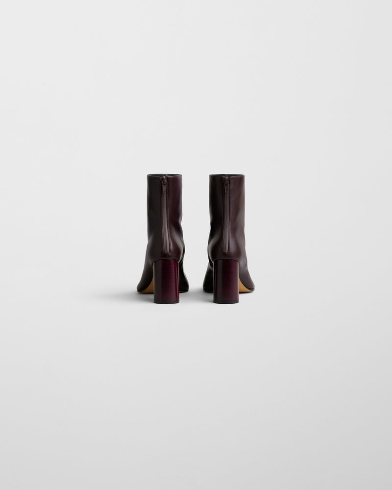 Dos des bottines Phoebe Philo Tug oxblood, zip arrière et talon bloc bordeaux verni sur semelle naturelle