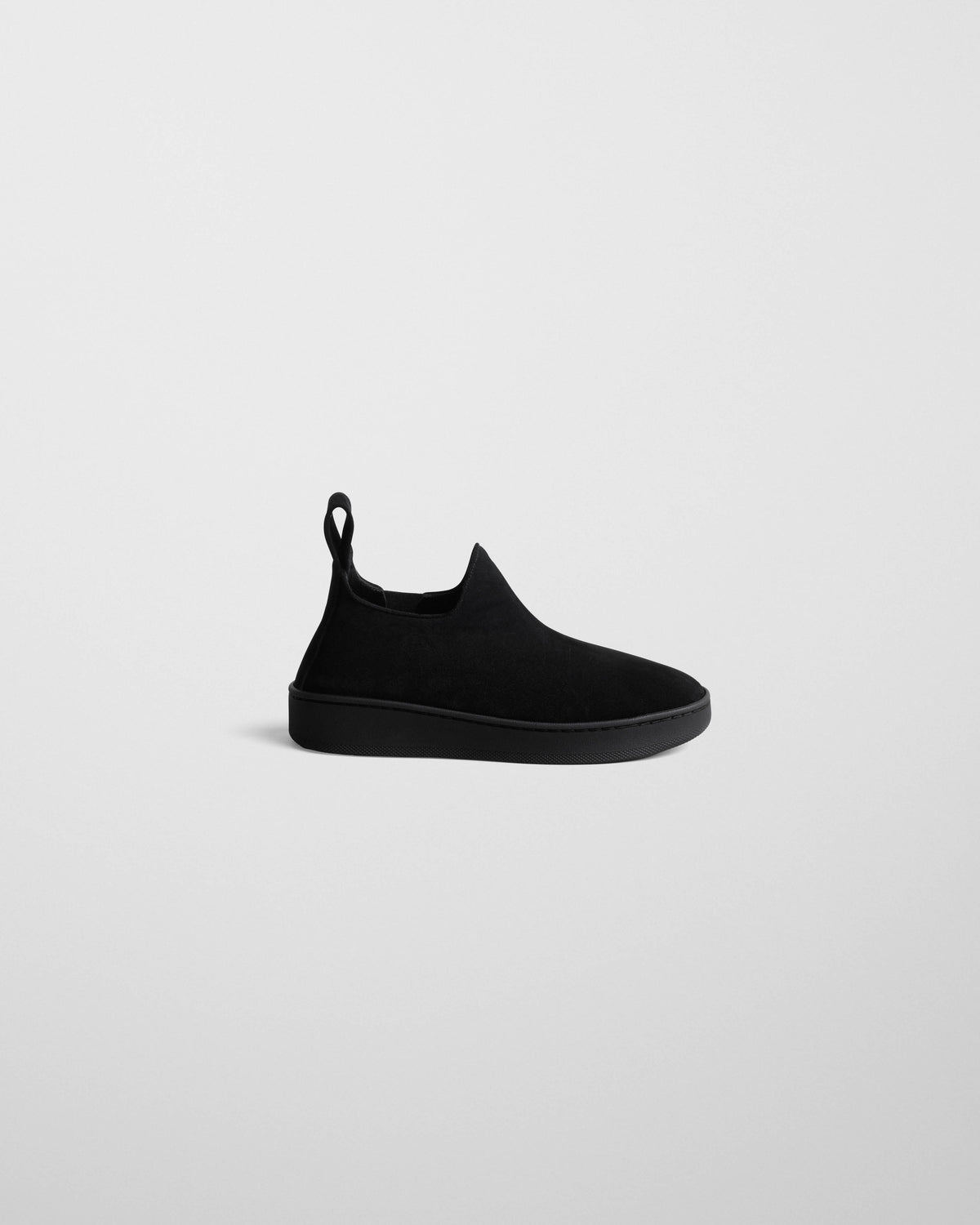 Phoebe Philo basket slip-on en daim noir avec languette de tirage, semelle plateforme monochrome et silhouette épurée