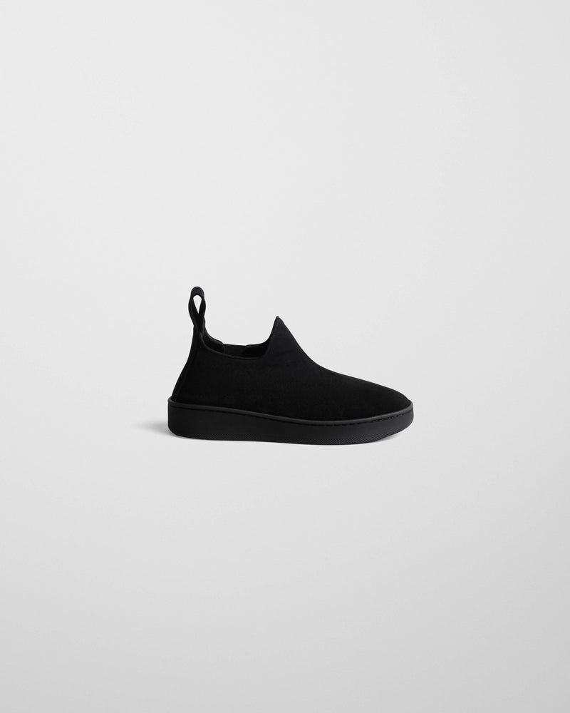 Phoebe Philo basket slip-on en daim noir avec languette de tirage, semelle plateforme monochrome et silhouette épurée