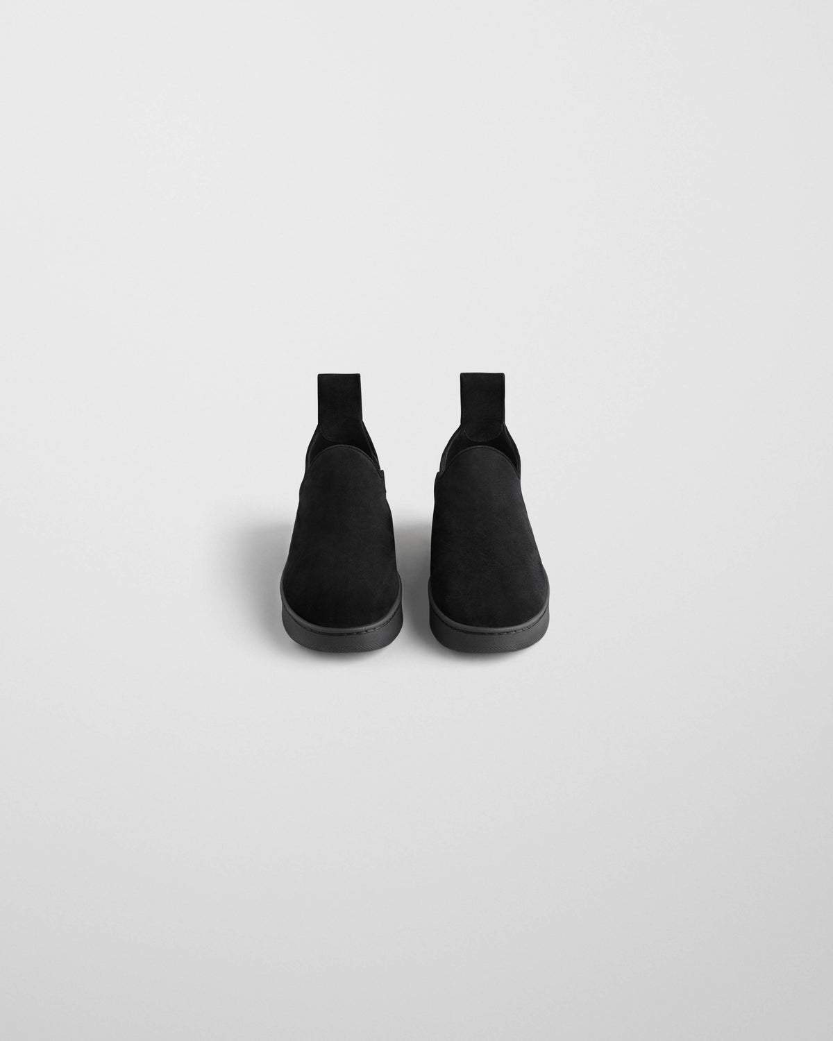 Phoebe Philo slip-on daim noir vue de face, bout arrondi et construction monochrome sobre