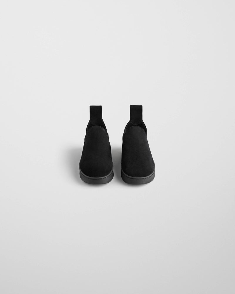 Phoebe Philo slip-on daim noir vue de face, bout arrondi et construction monochrome sobre