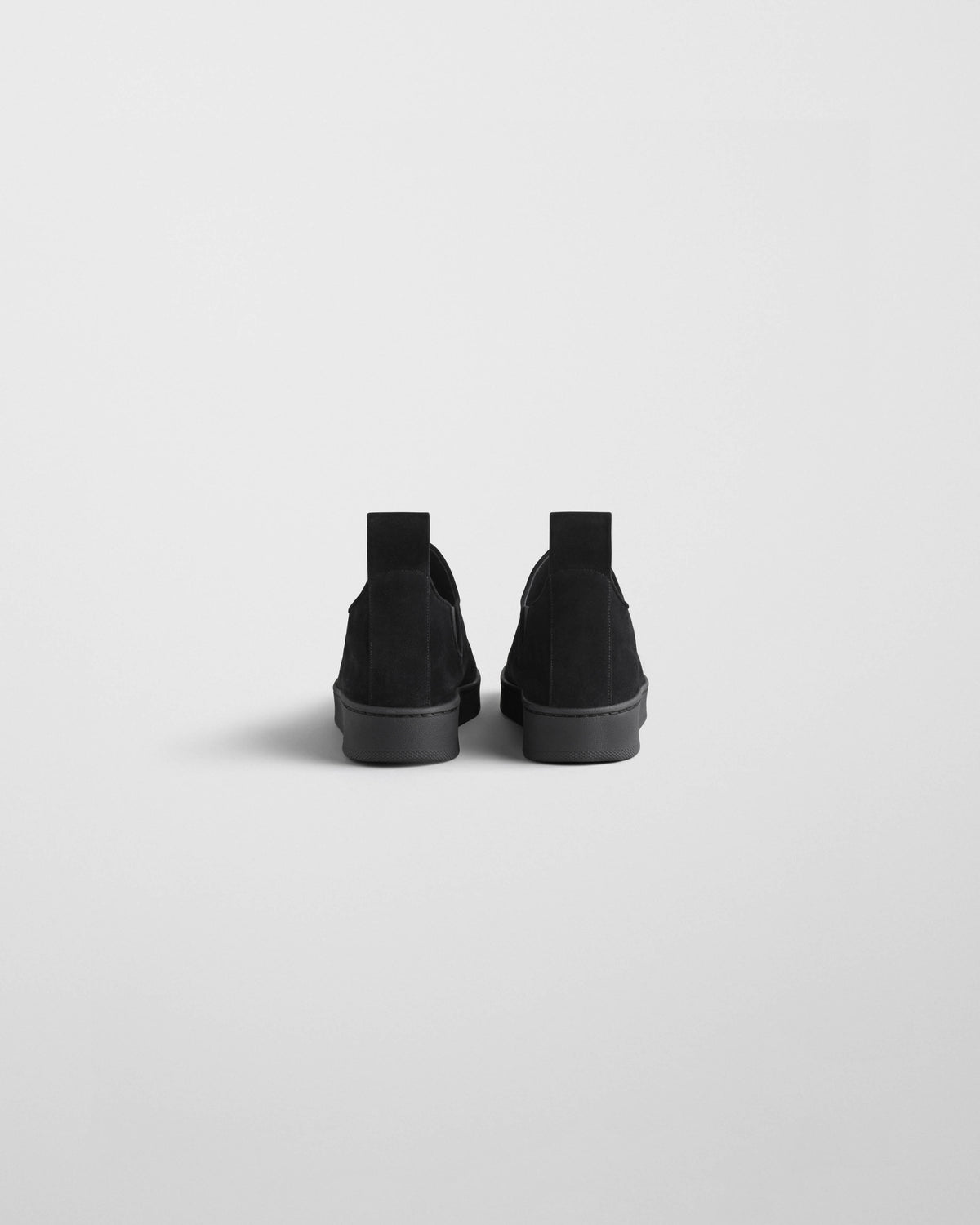 Phoebe Philo basket daim noir vue arrière, talon structuré et semelle gomme noire mate