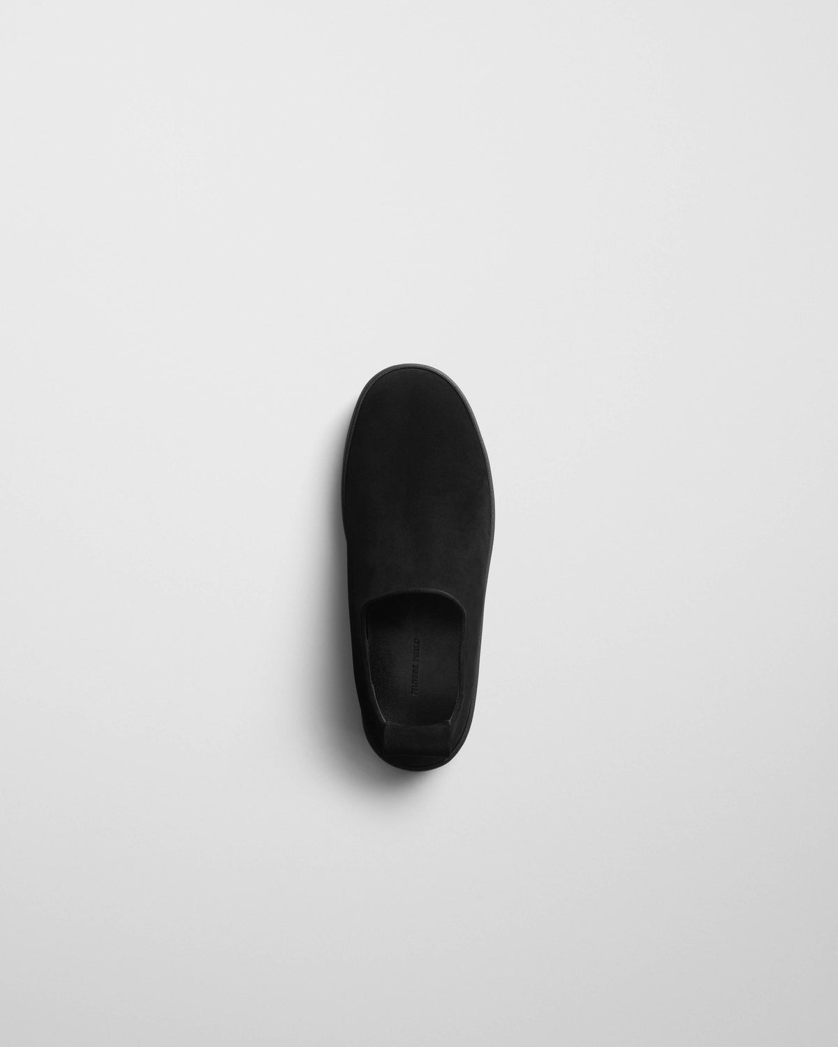 Phoebe Philo slip-on daim noir vue du dessus, forme ovale symétrique et finition monochrome mate