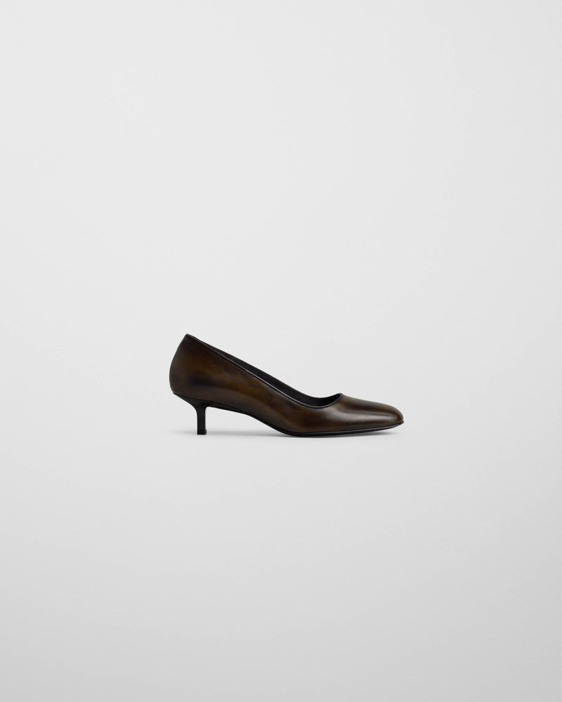 Phoebe Philo escarpin Low Pump en cuir lisse brun bronze à bout carré et petit talon kitten heel