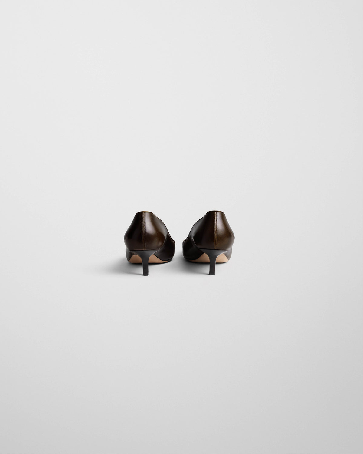 Achteraanzicht van de Phoebe Philo Low Pump in brons leer met zwarte kitten heel en natuurlijke beige zool.