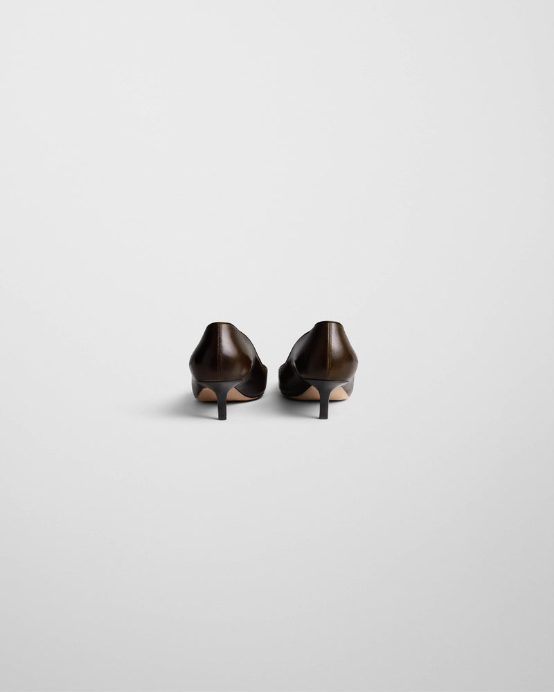 Phoebe Philo Low Pump cuir bronze, vue arrière révélant talon kitten heel noir et semelle beige naturelle