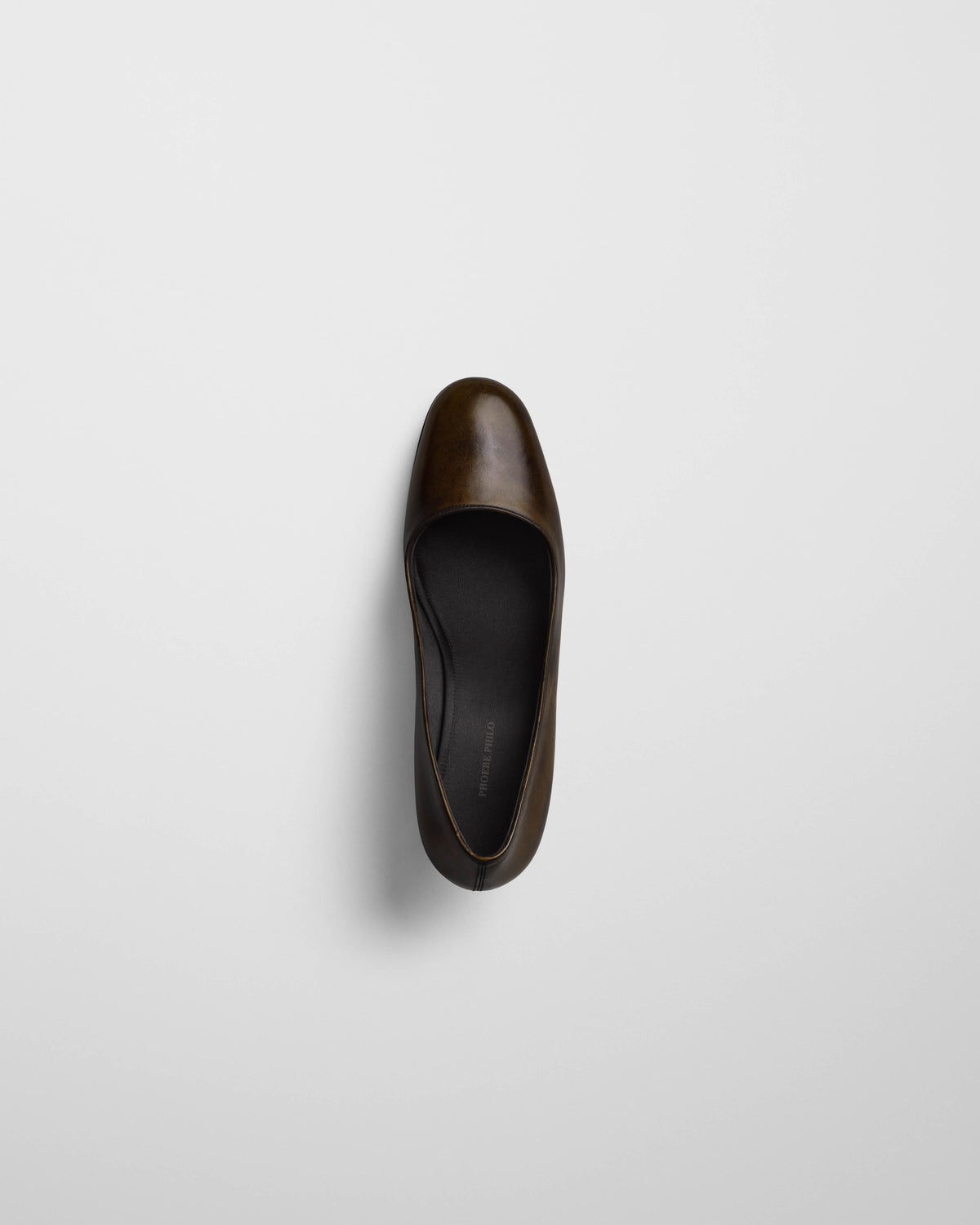 Bovenaanzicht van de Phoebe Philo Low Pump in gepatineerd olijfbrons leer met een stijlvolle zwarte binnenzool.