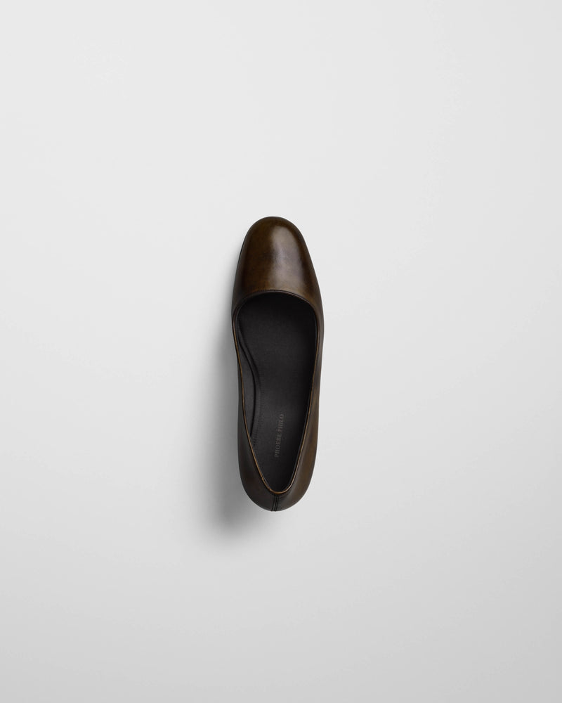 Bovenaanzicht van de Phoebe Philo Low Pump in gepatineerd olijfbrons leer met een stijlvolle zwarte binnenzool.