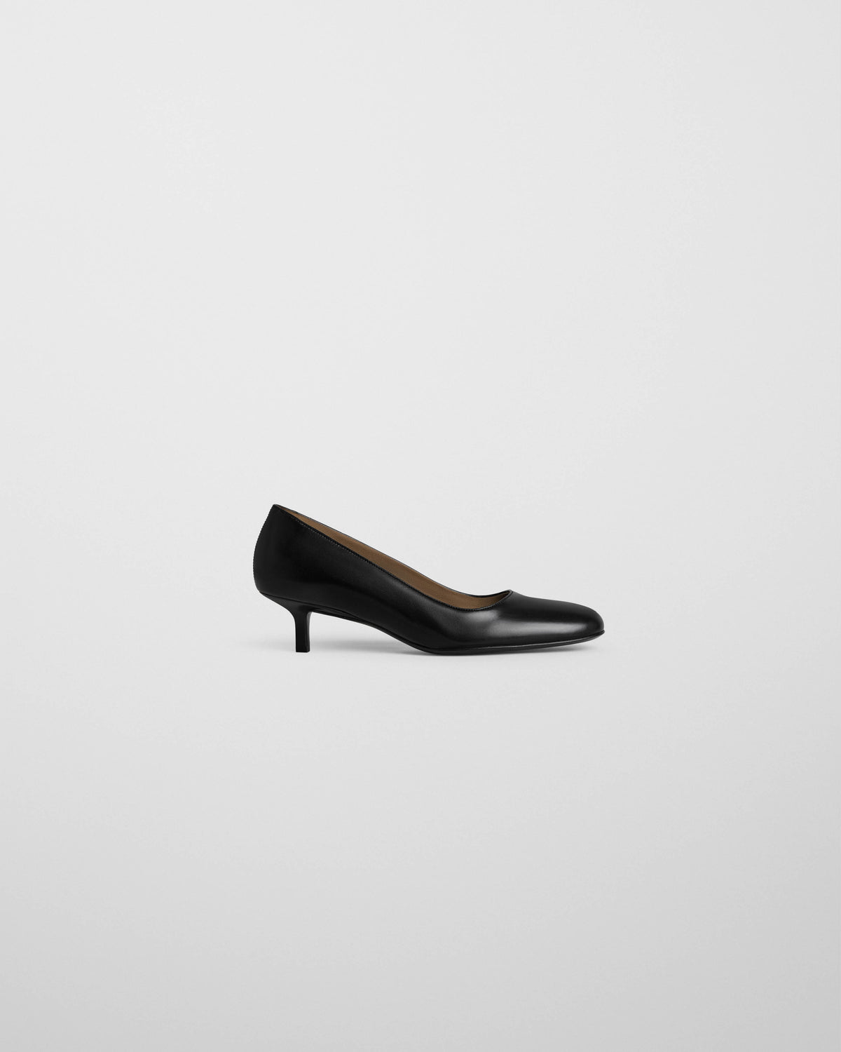 Phoebe Philo escarpin Low Pump en cuir lisse noir à bout rond et talon kitten heel minimaliste