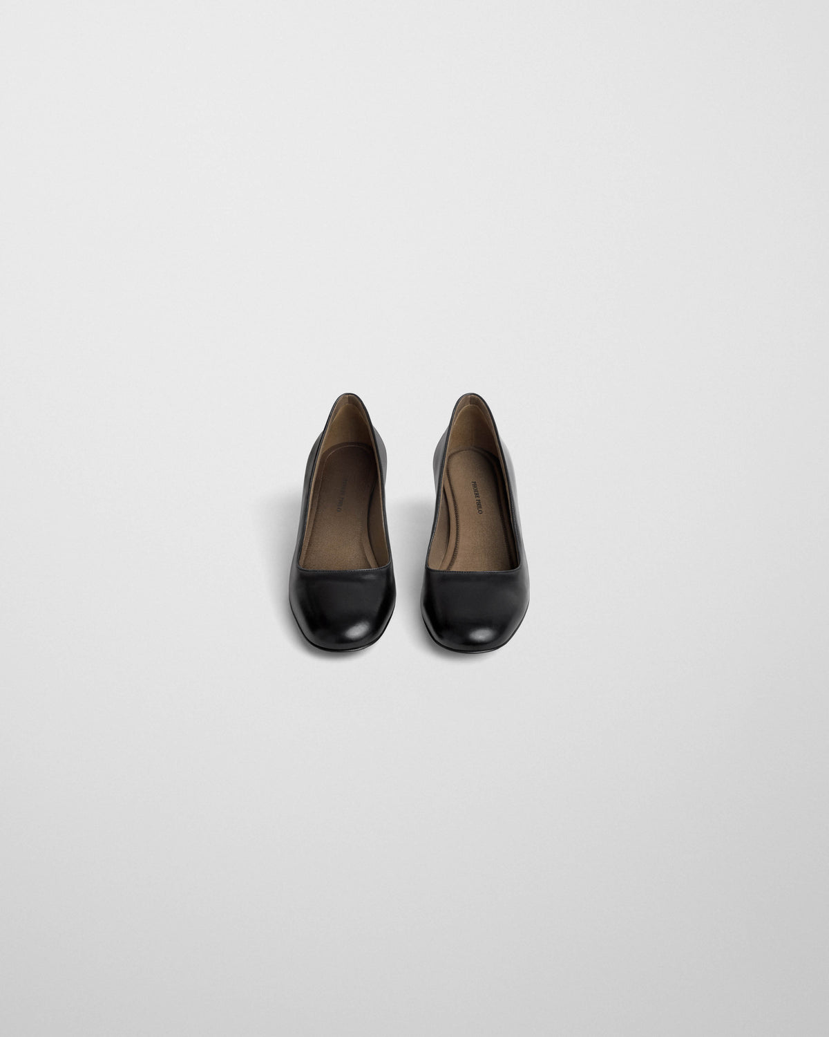 Phoebe Philo Low Pump vue de dessus, escarpins en cuir noir poli avec intérieur taupe contrasté