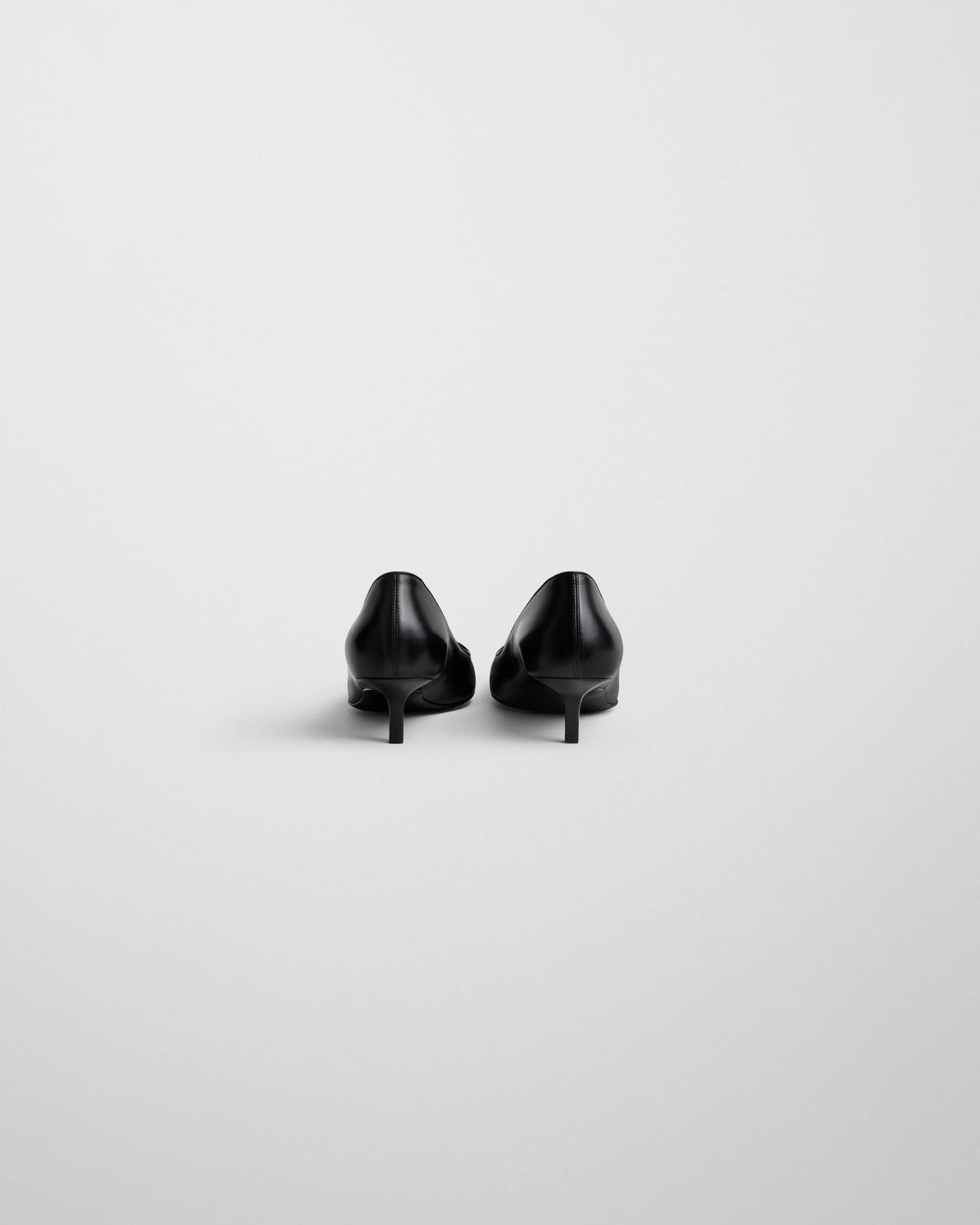 Phoebe Philo Low Pump, vue arrière des escarpins cuir noir avec talon aiguille fin et discret