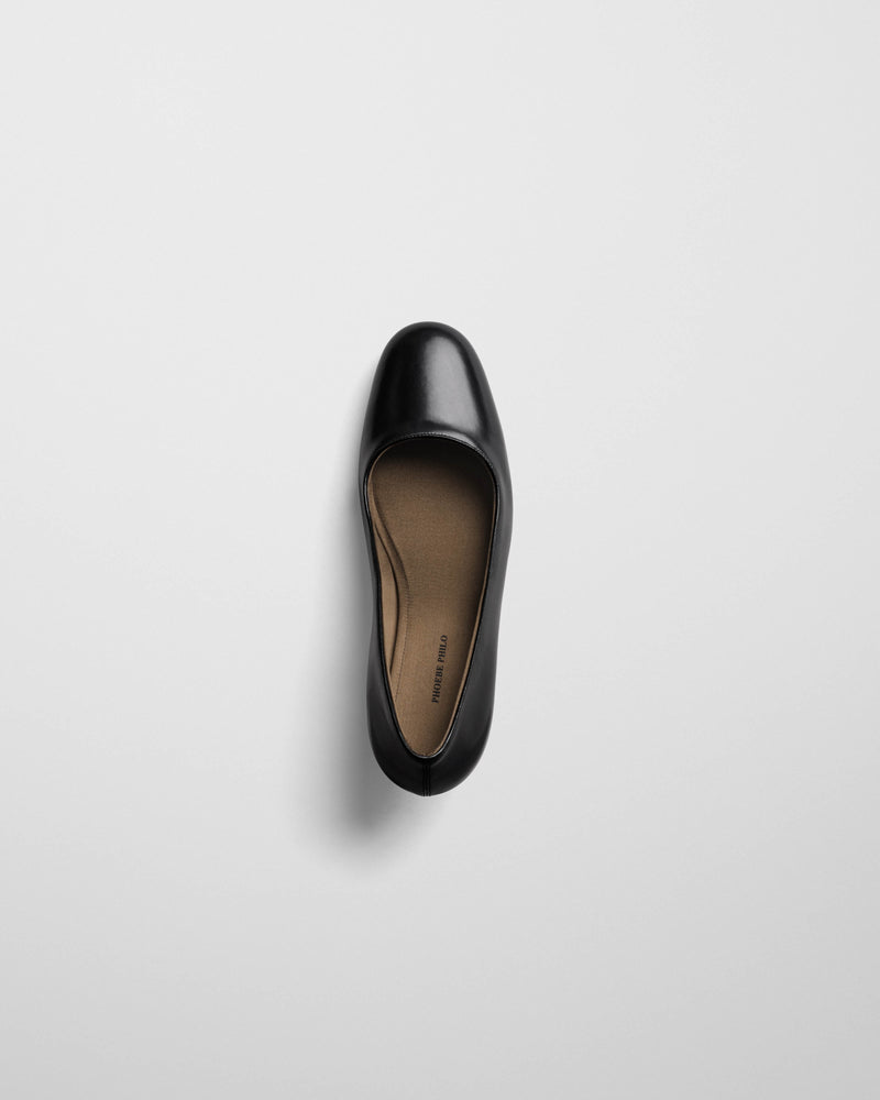 Phoebe Philo Low Pump escarpin cuir noir, vue plongeante révélant la semelle intérieure taupe et la coupe épurée